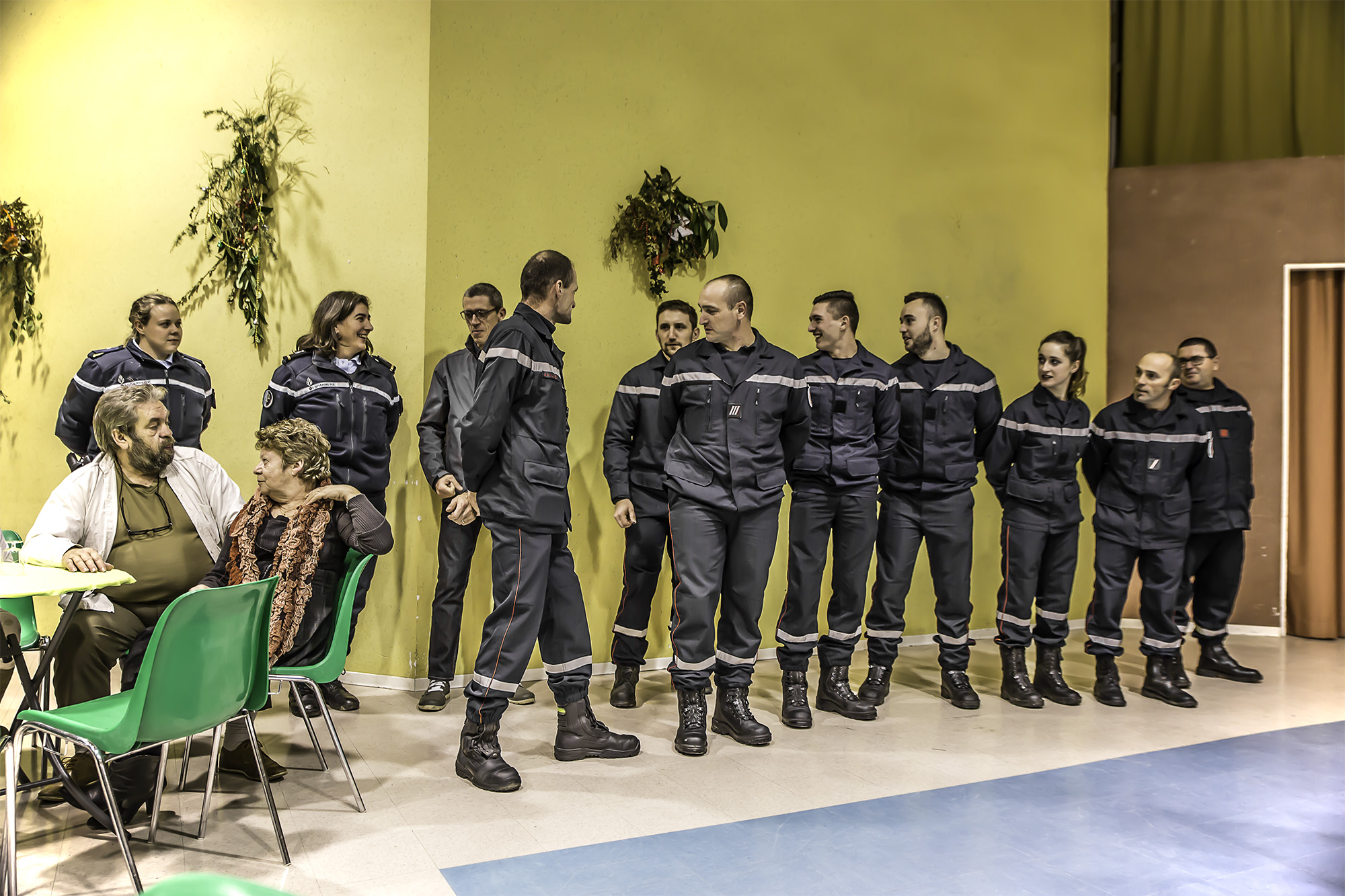 2 Les gendarmes et les sapeurs-pompiers prennent place 1bis 060118.jpg