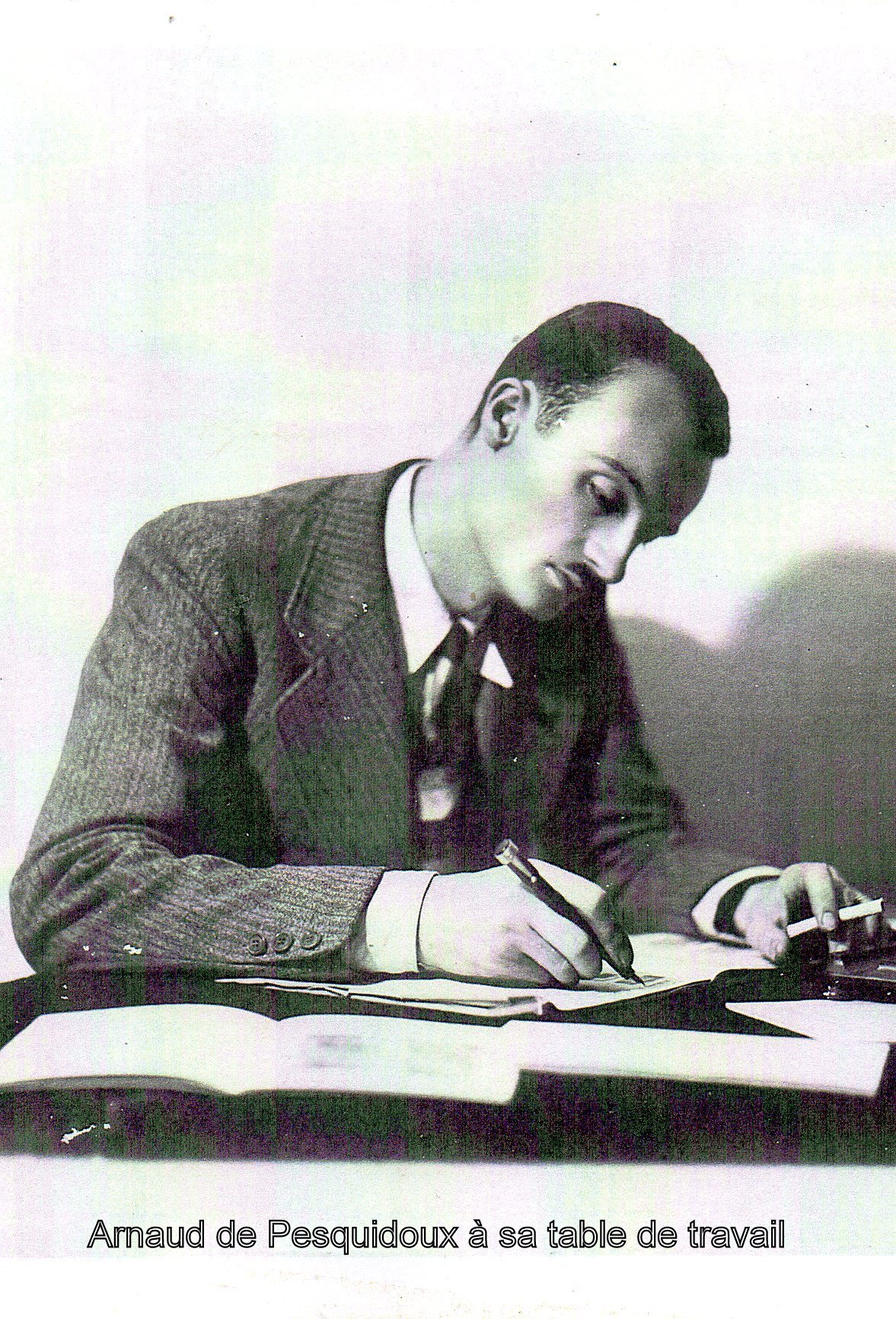 Arnaud de Pesquidoux à sa table de travail.jpg