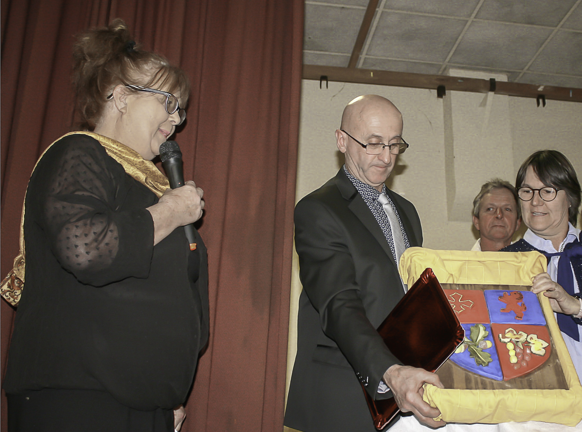 IMG_9236DR Van Overstraeten Blason remis par les Papillons jaunes.JPG