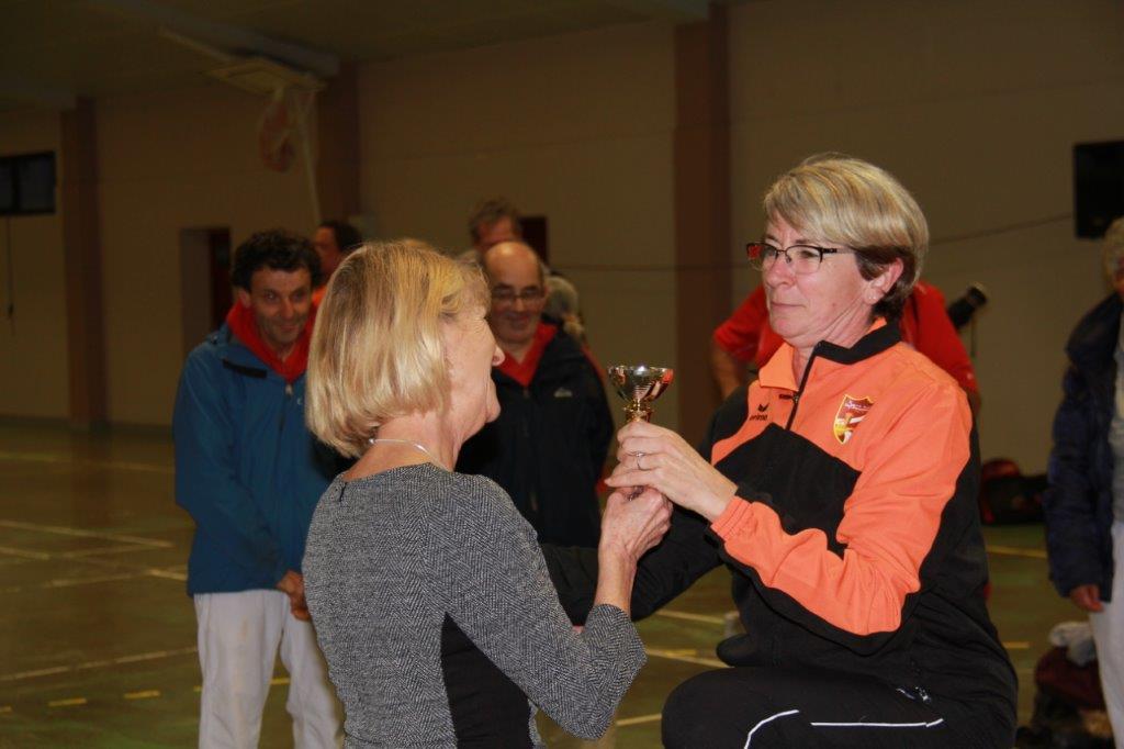 Christine Ducarrouge remettant prix à Christine Lapeyre..jpg