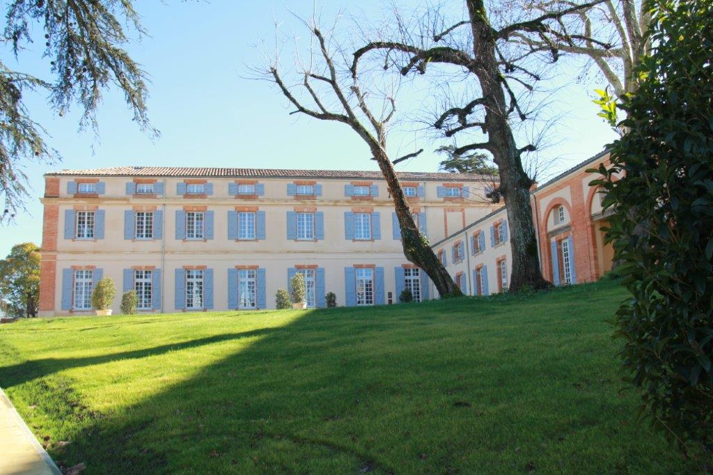 l'établissement au milieu du parc.JPG