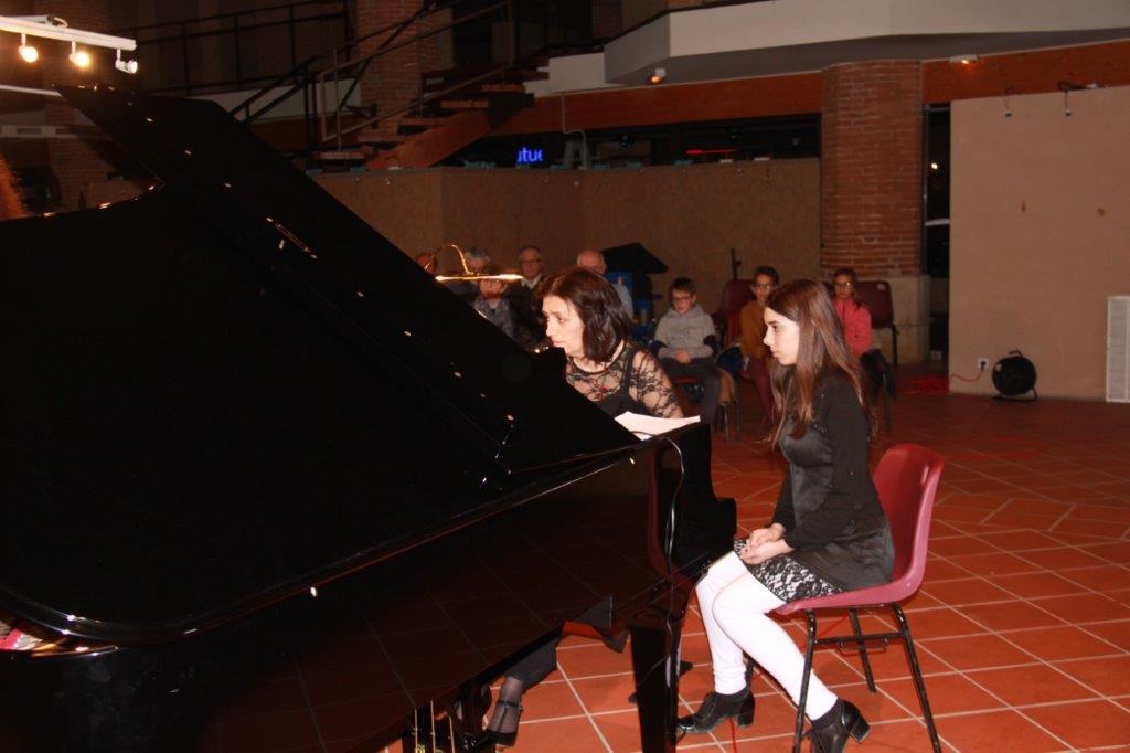 la pianiste et son aide aux partitions.JPG