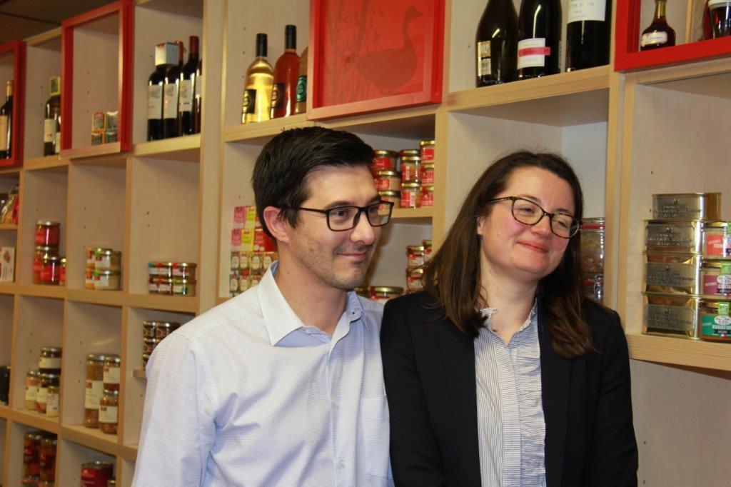 le couple Jolivet devant les vitrines.JPG