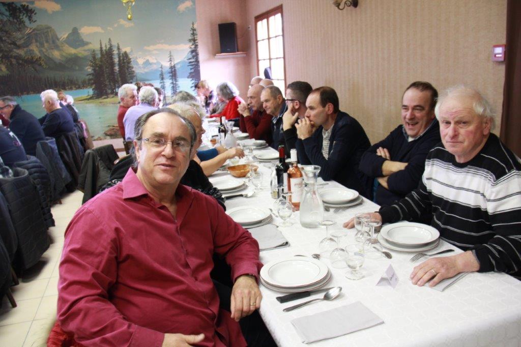 des habitués près pour le festin.JPG