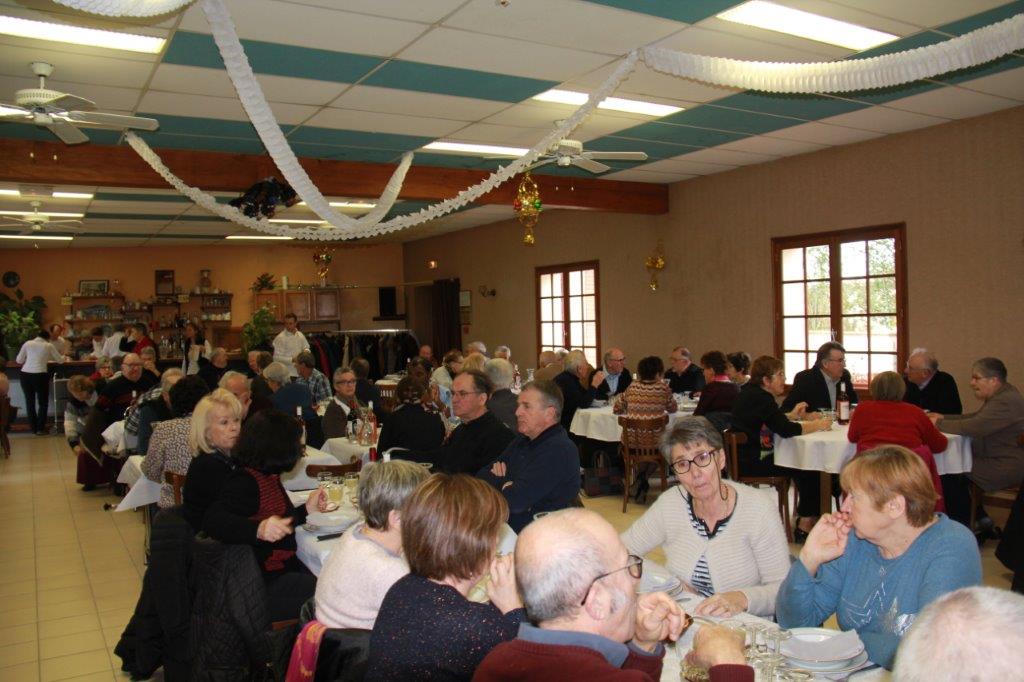 des convives prêts à se restaurer.JPG