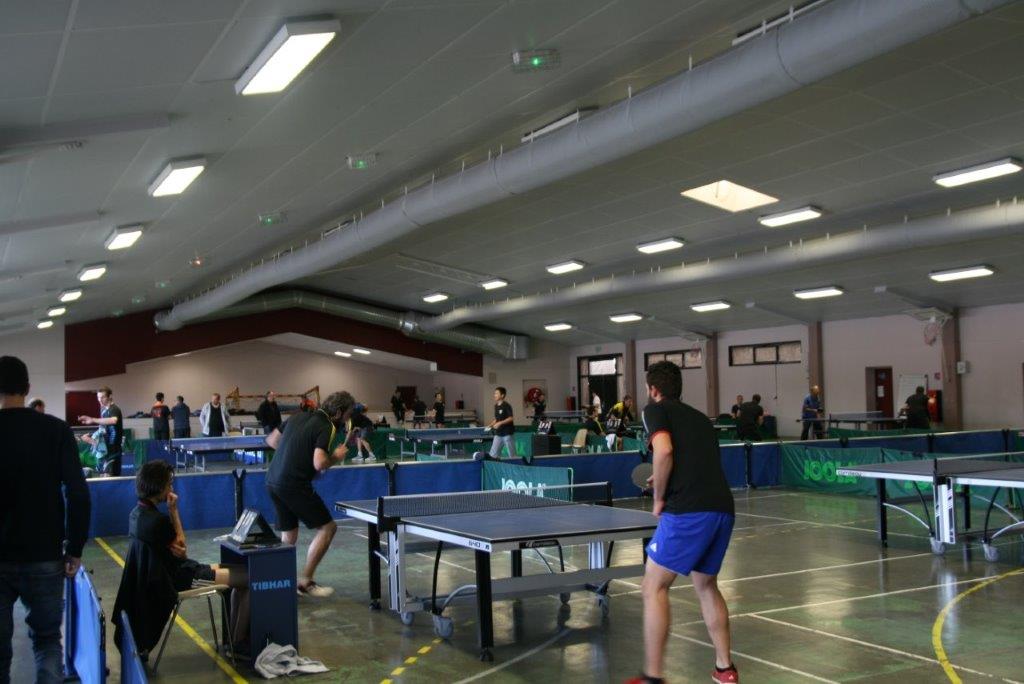 plusieurs tables à la polyvalente.JPG