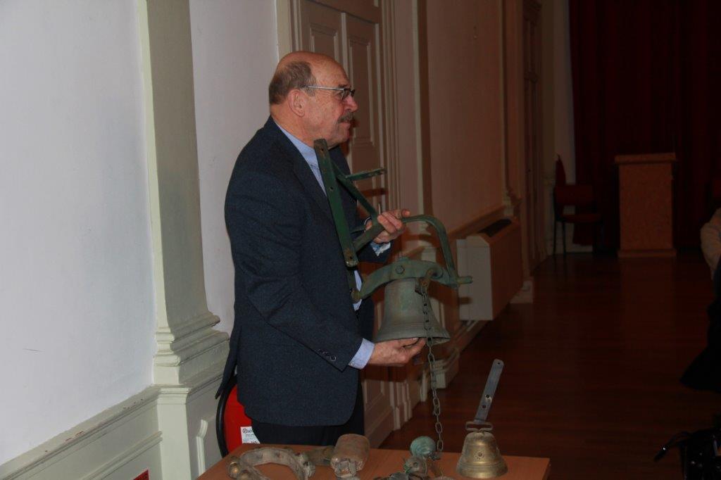 Jean-Claude Aries présentant les cloches offertes par Jacques Andreetta (1).JPG