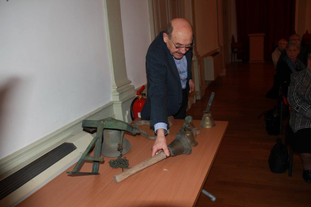 Jean-Claude Aries présentant les cloches offertes par Jacques Andreetta (2).JPG