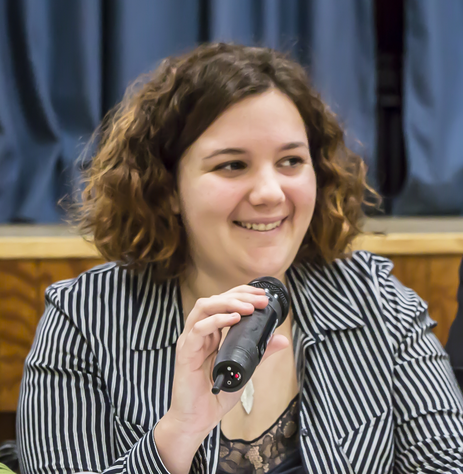 4 Jessica lit le rapport financier 1 030218.jpg