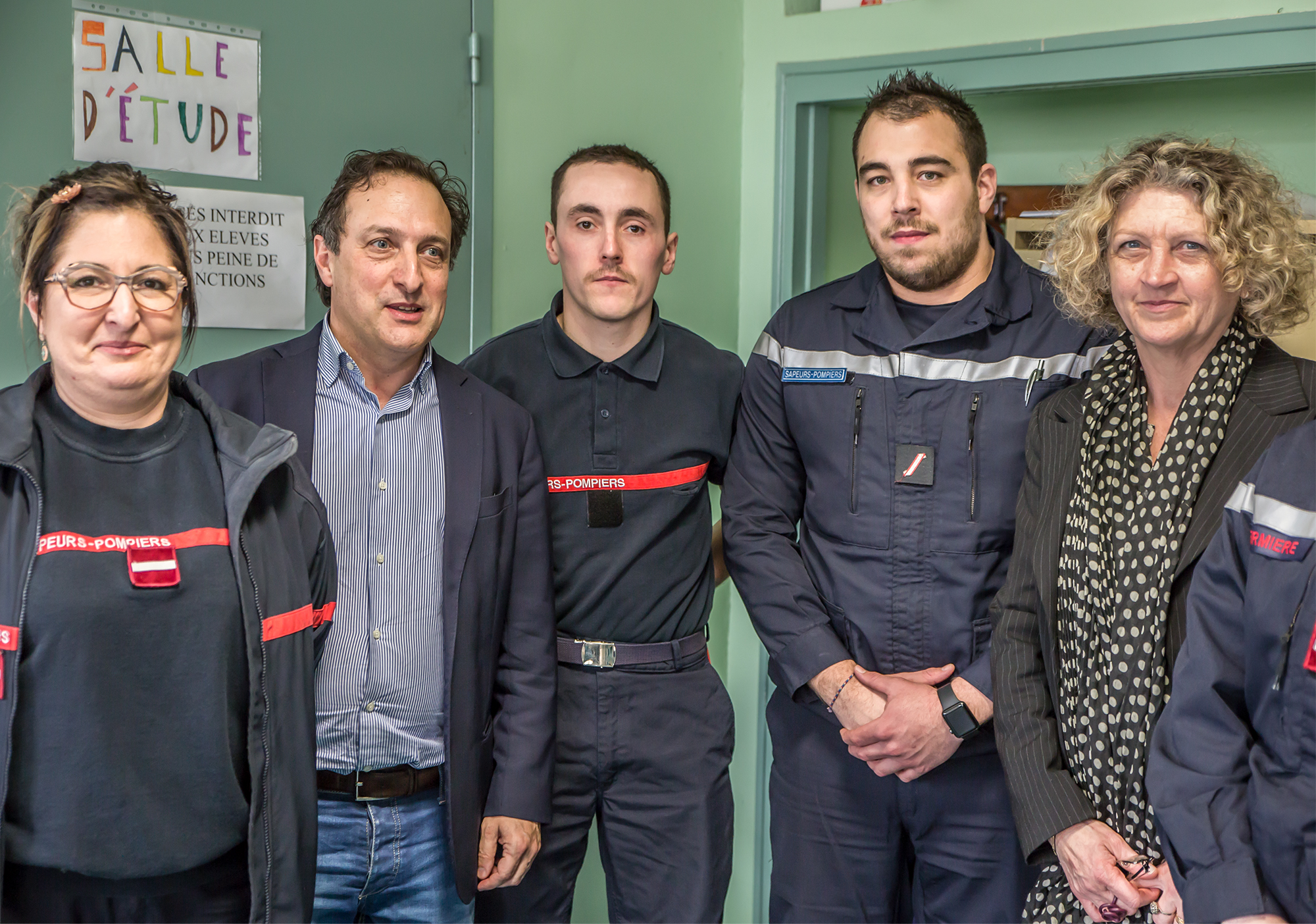 3bis Le maire et la principale au milieu des pompiers 1bis 160218.jpg