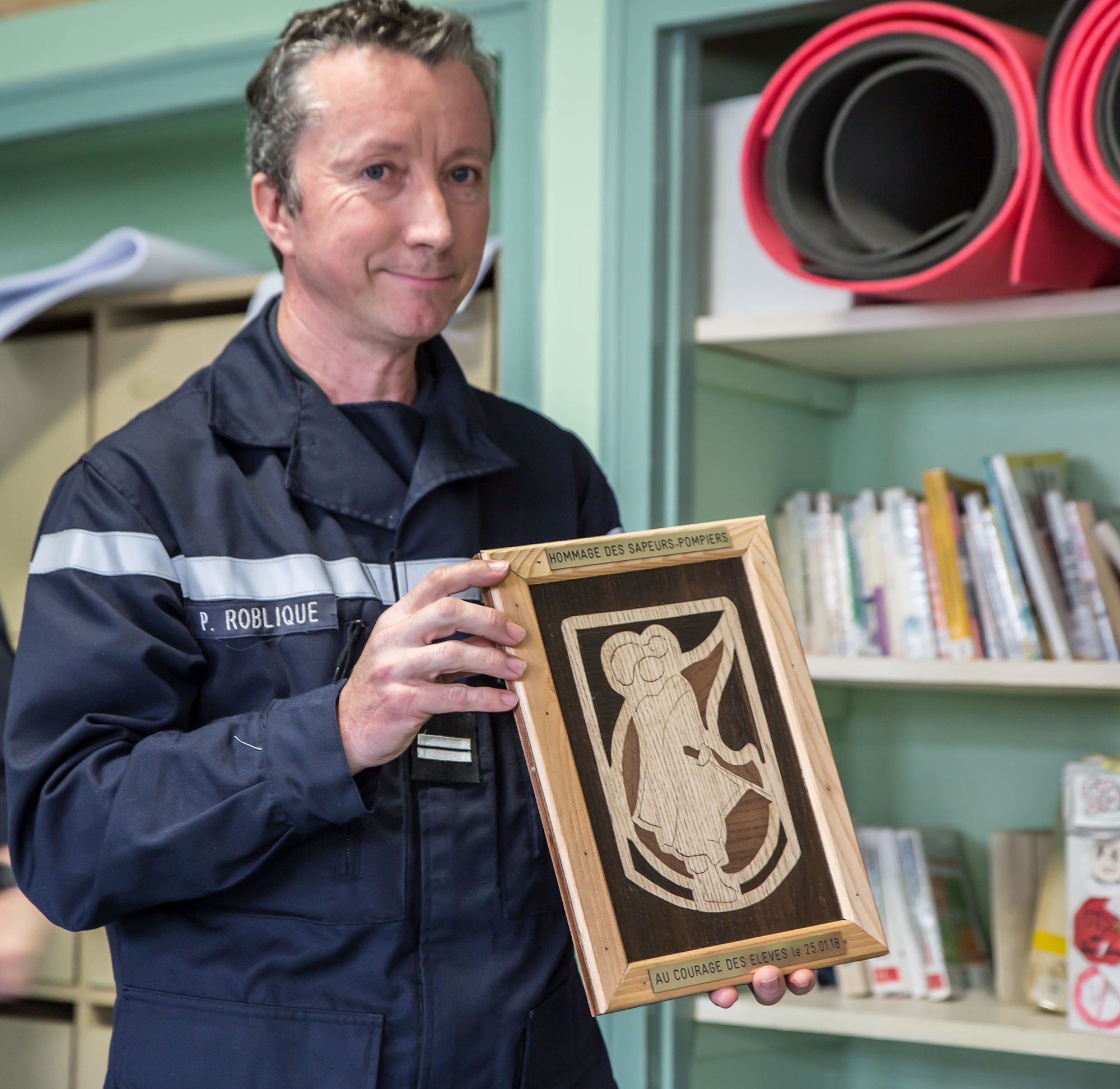 7bis Le lt Pascal Roblique présente la plaque qu'il a fabriquée 1bis 160218.jpg