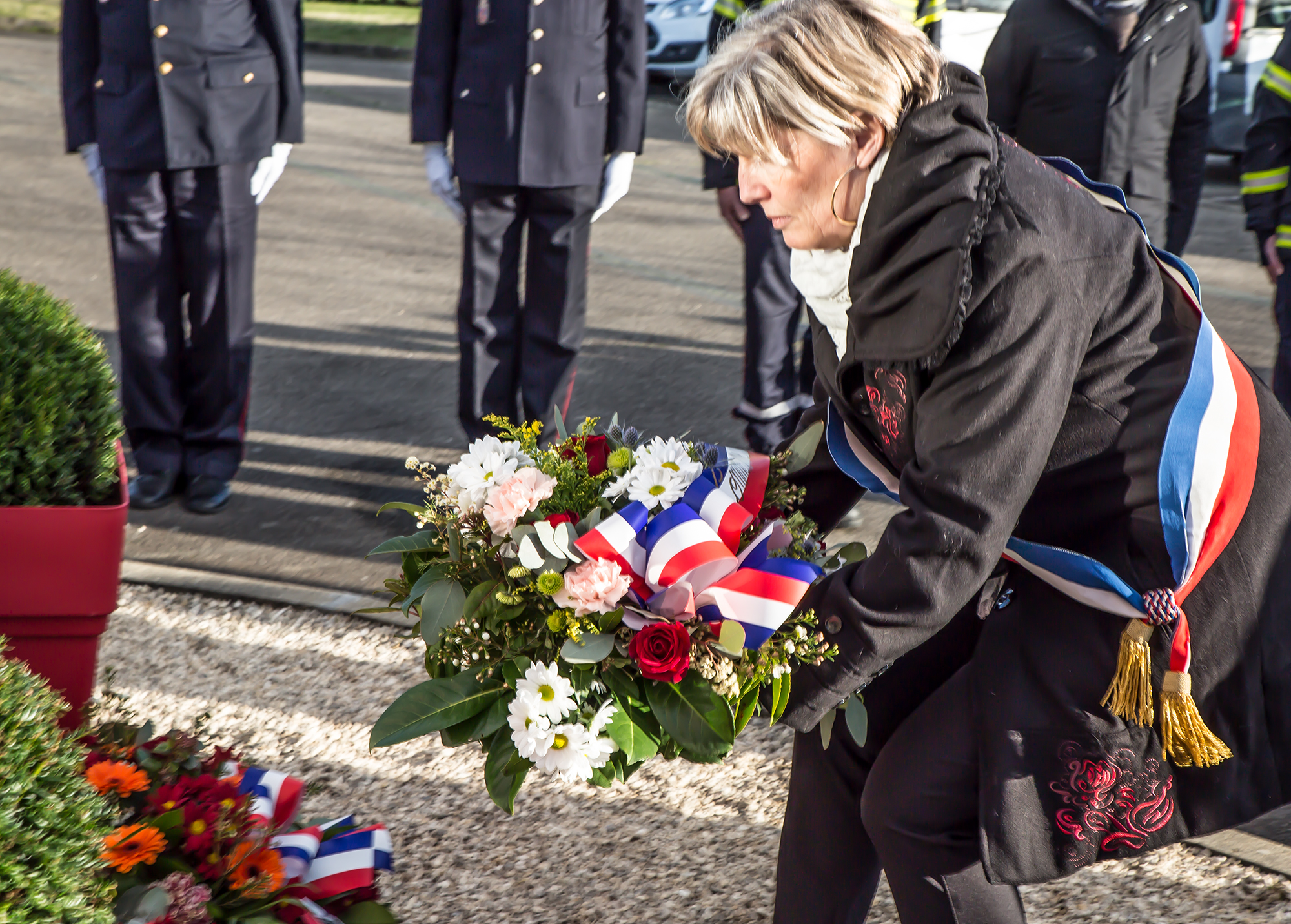 8 Patricia Galabert dépose une gerbe 1bis 170218.jpg