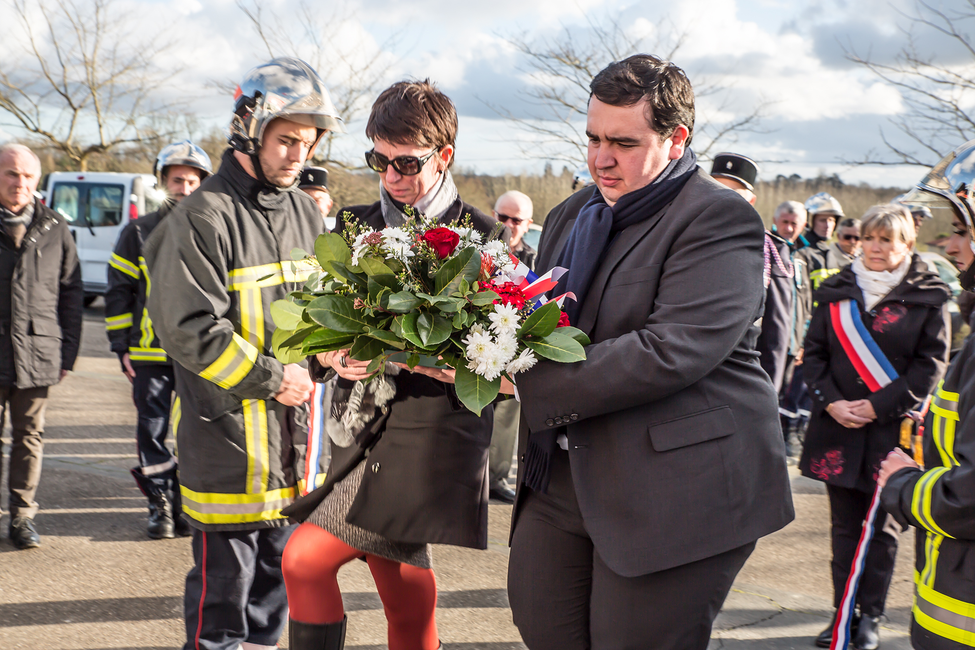 7 Vincent Gouanelle et Isabelle Tintané déposent une gerbe 170218.jpg
