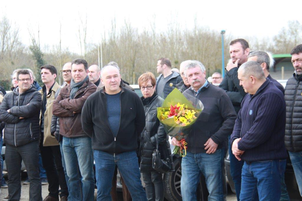 Les proches avant la remise du bouquet à René Cester.JPG