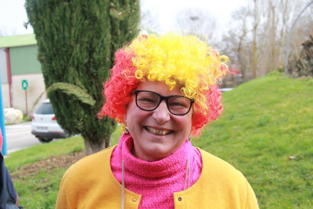 une supportrice sang et or.JPG