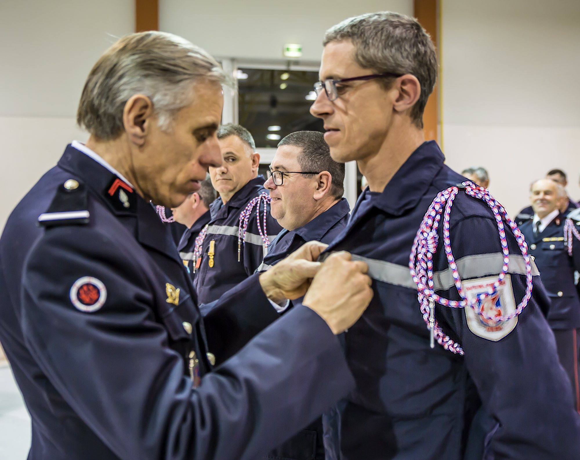 23 L'Adjc Houplain remet barrette 10 ans au sgt Olivier Labarbe 1bis 170218.jpg