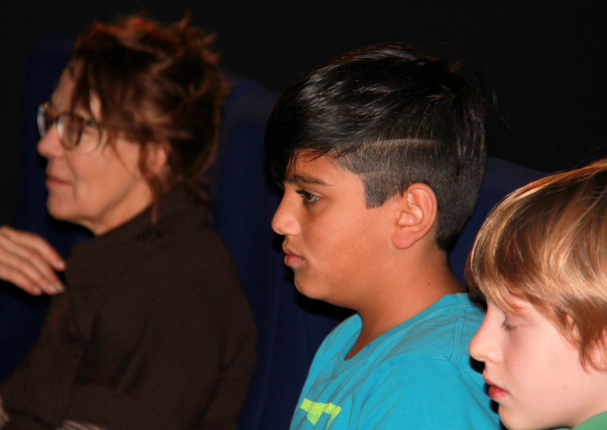 De jeunes cinéphiles avec Nathalie Straseele, artiste.JPG