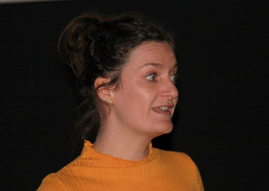 Florence Rochat de la Cinémathèque donnant explications et posant questions.JPG