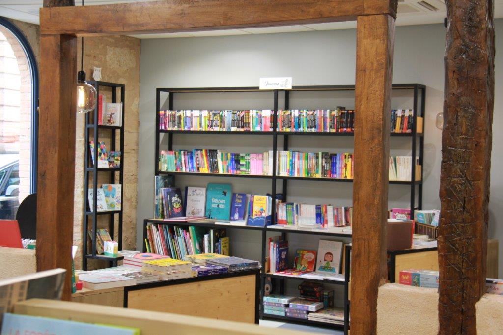 espace jeunesse et déco soignée.JPG