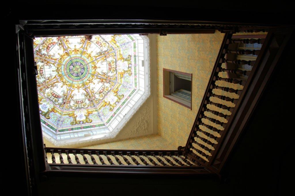 sa verrière et son escalier.JPG