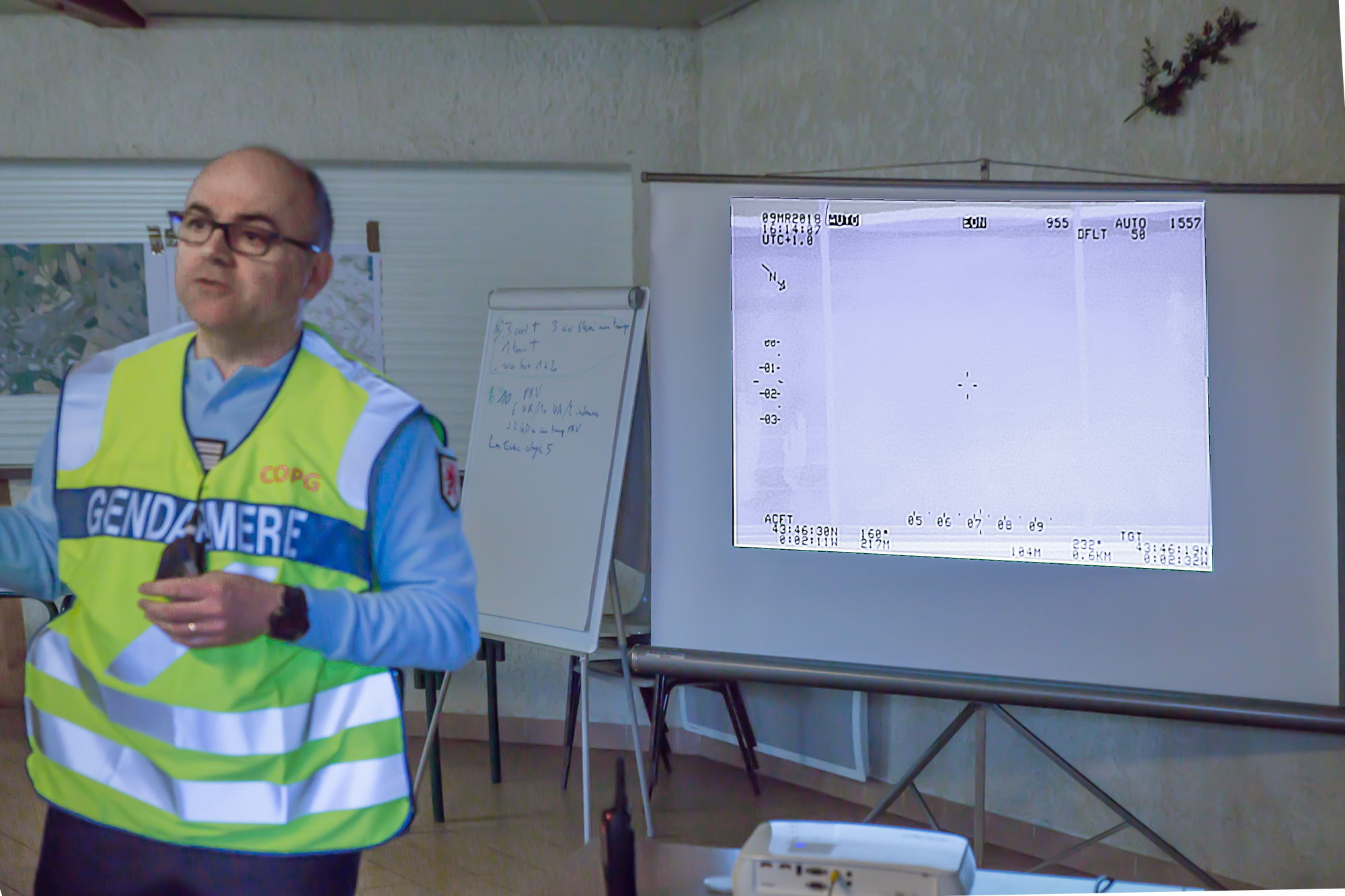 14 Briefing au PC OPS par le col Detcheberry avec images hélico 1bis 090318.jpg