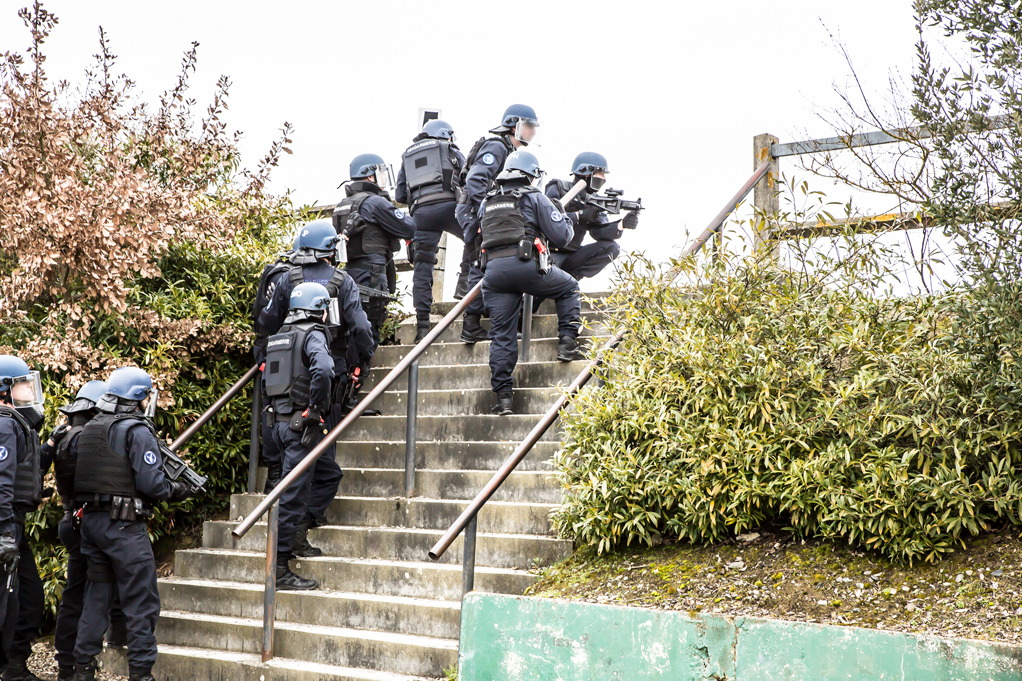 3 Une unité de gendarmerie monte vers les gradins 1bis 090318.jpg