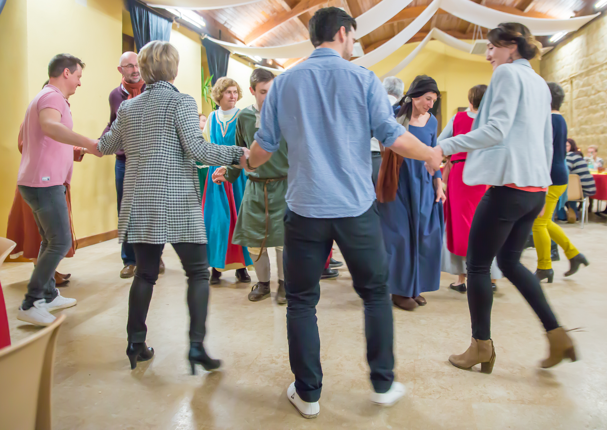 6-2 Le public danse avec les danseurs médiévaux 1bis 100318.jpg