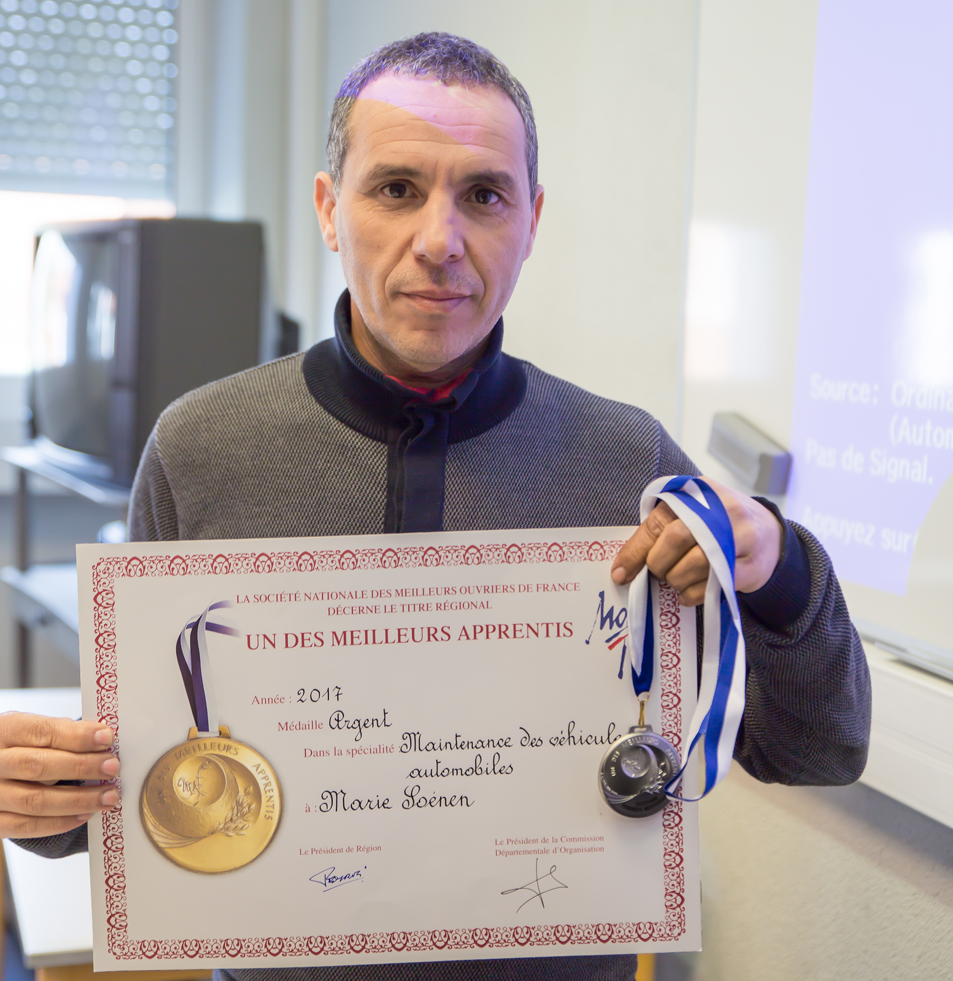 5 Mohammed El Madjoub avec le diplôme et la médaille de Marie Soenen 1bis 120318.jpg