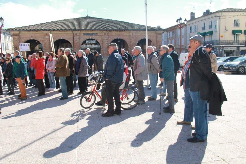 Les manifestants écoutant le discours (4).JPG