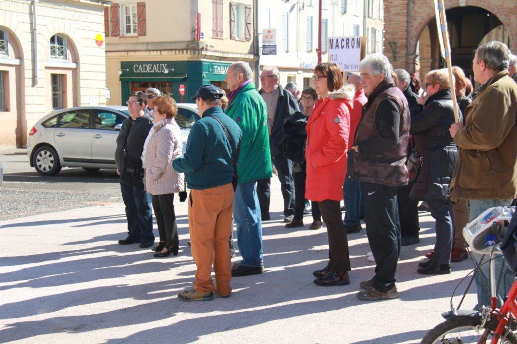 Les manifestants écoutant le discours (3).JPG