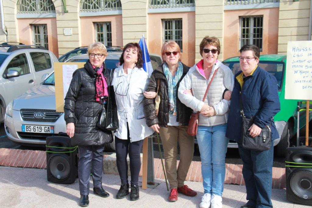 des dames manifestent.JPG