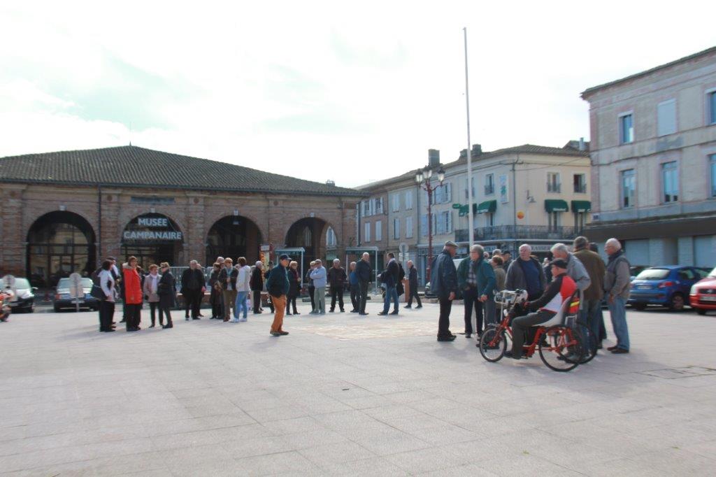 la place de la mairie qui commence à se remplir de manifestants retraités (1).JPG
