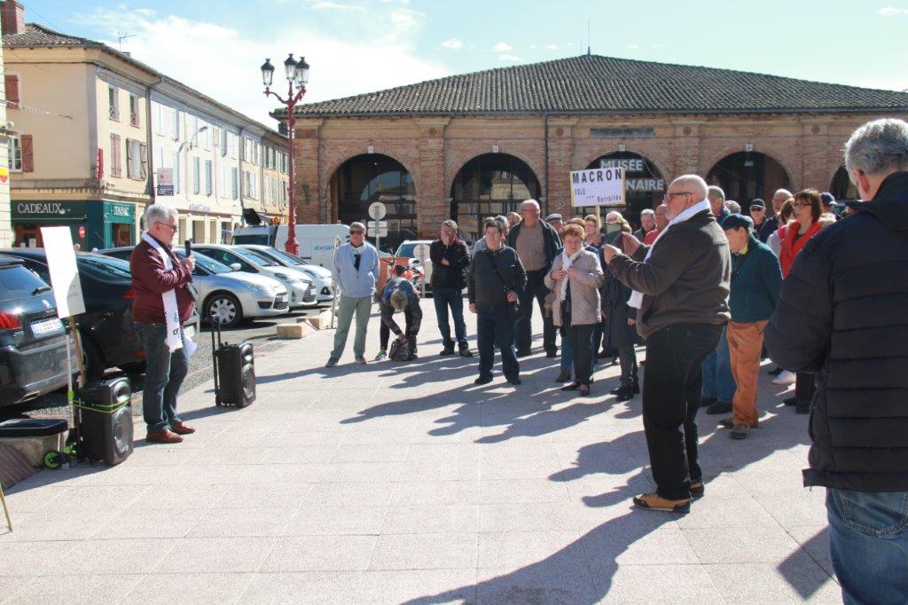 Les manifestants écoutant le discours (2).JPG