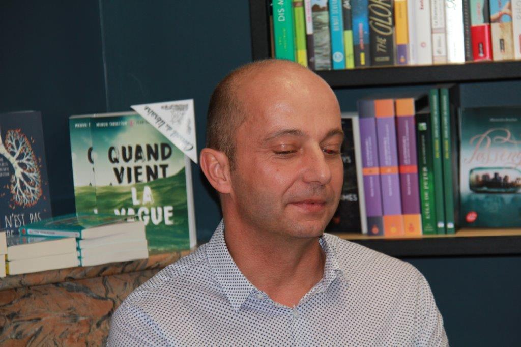 Christophe Guillaumot décrivant ses oeuvres.JPG