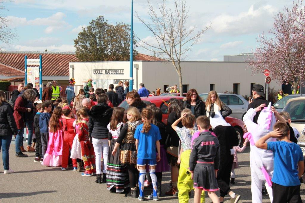 retour des élèves déguisés vers le groupe scolaire (4).JPG