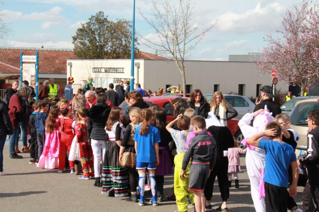 retour des élèves déguisés vers le groupe scolaire (1).JPG