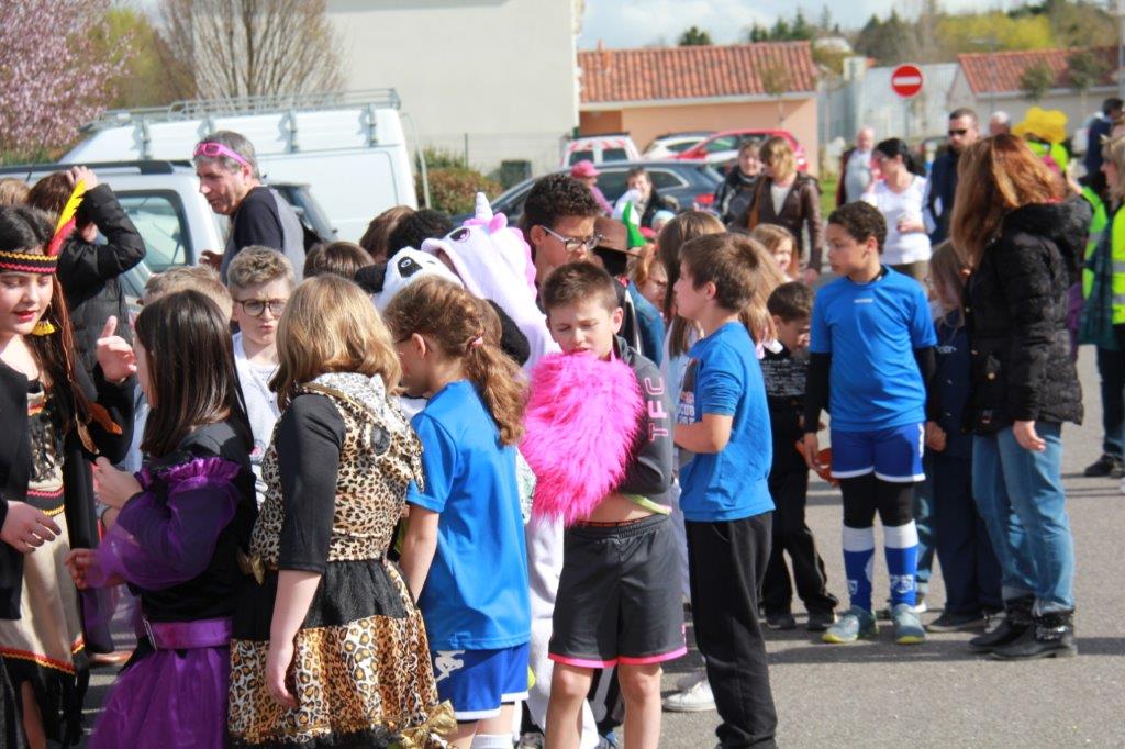 retour des élèves déguisés vers le groupe scolaire (2).JPG