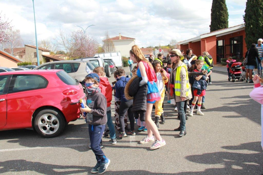 retour des élèves déguisés vers le groupe scolaire (3).JPG
