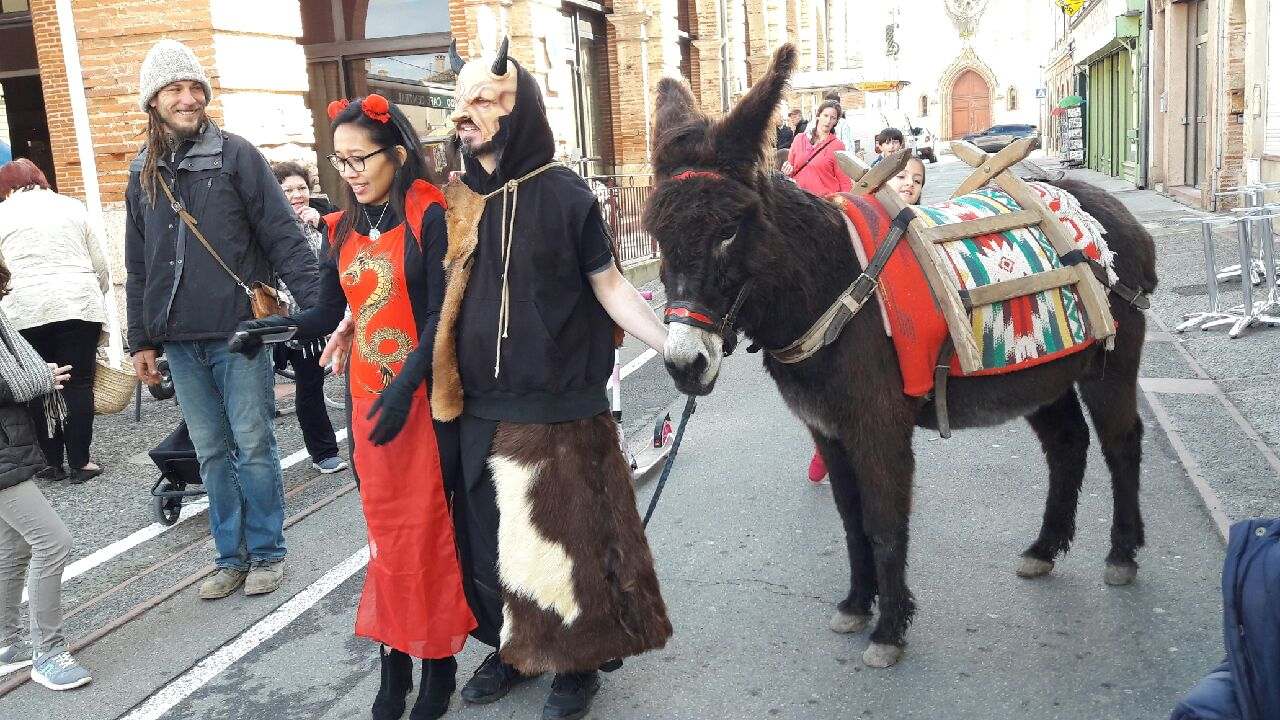 le défilé avec l'âne.jpg