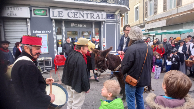 défilé sur le marché lislois.JPG