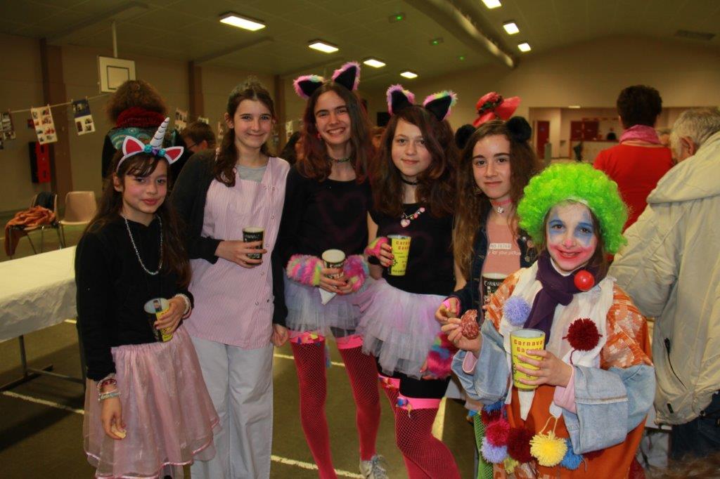 des jeunes filles  pour la photo.JPG
