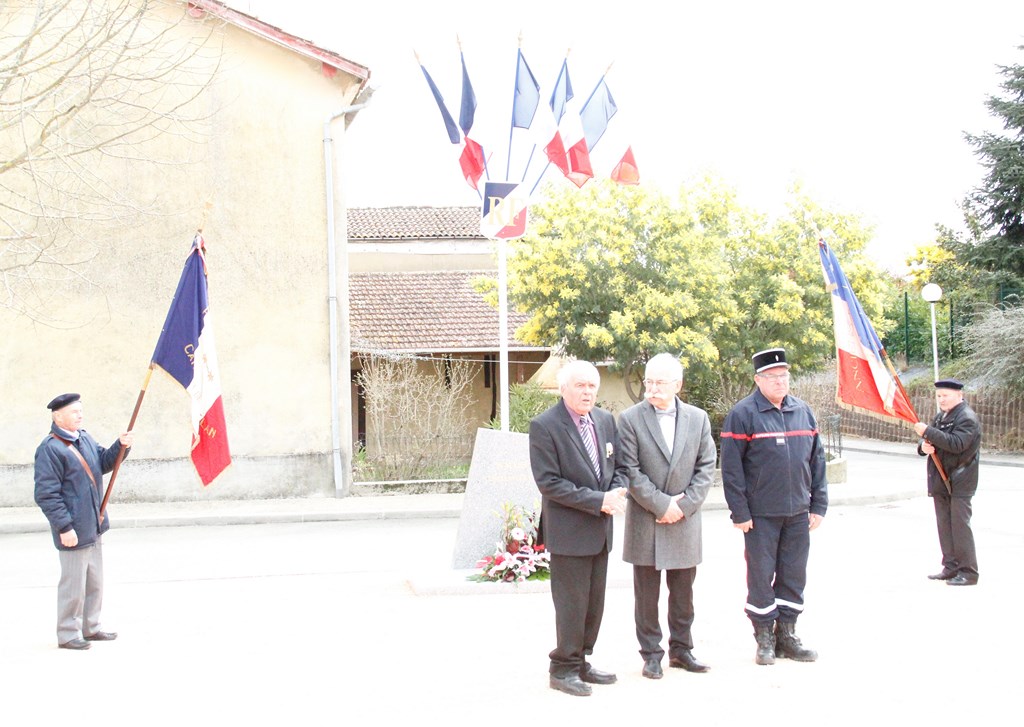 Mielan 19 mars Recueillemnt devant la stèle.JPG