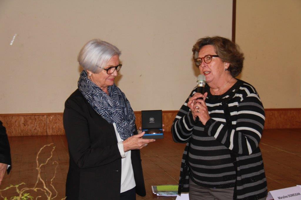 Claudine Magnas à l'honneur après 40 ans de loyaux services (4) au Conseil d'Administration.JPG