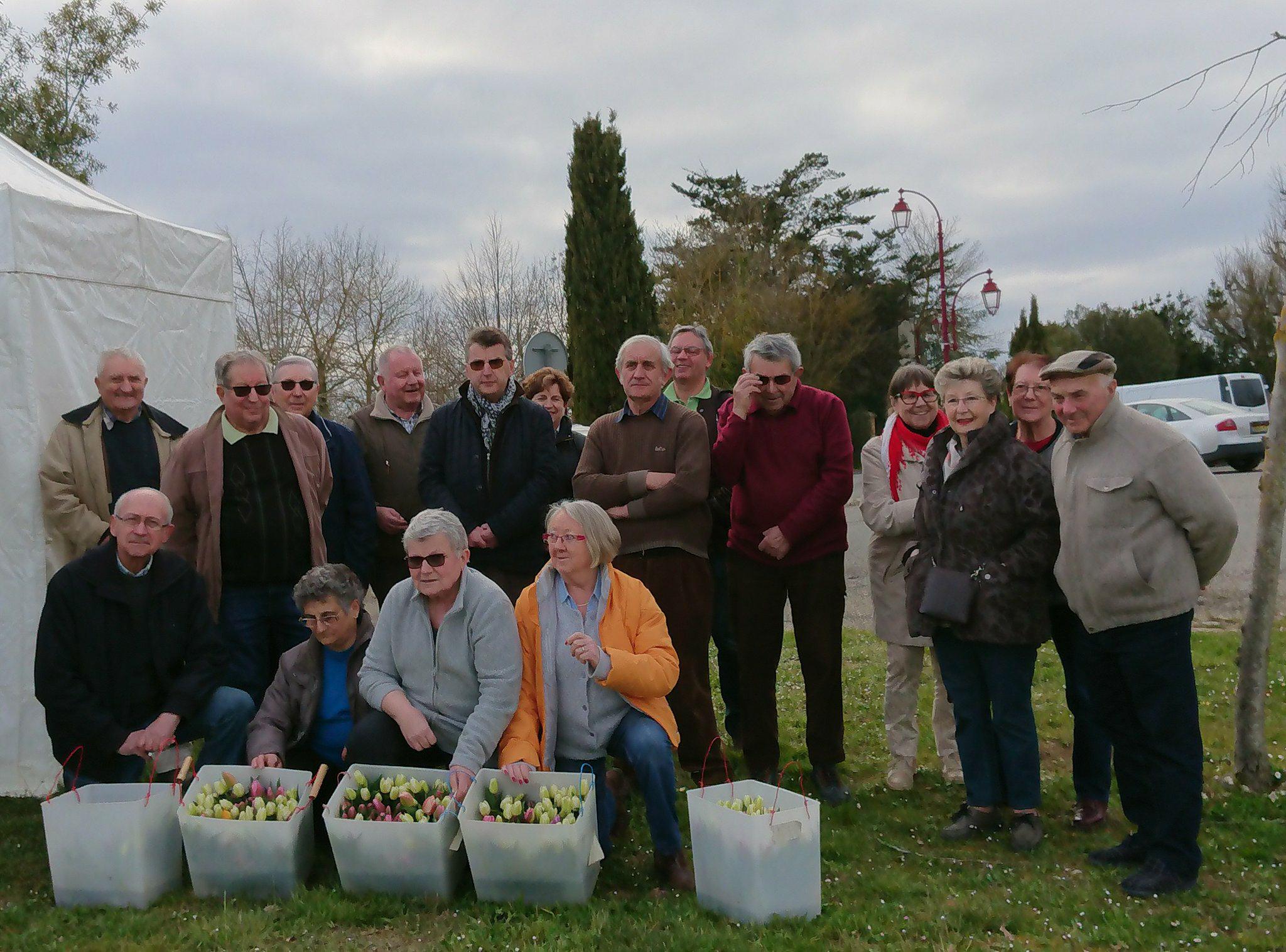 le groupe des bénévoles de l'opération Tulipes contre le Cancer.jpg