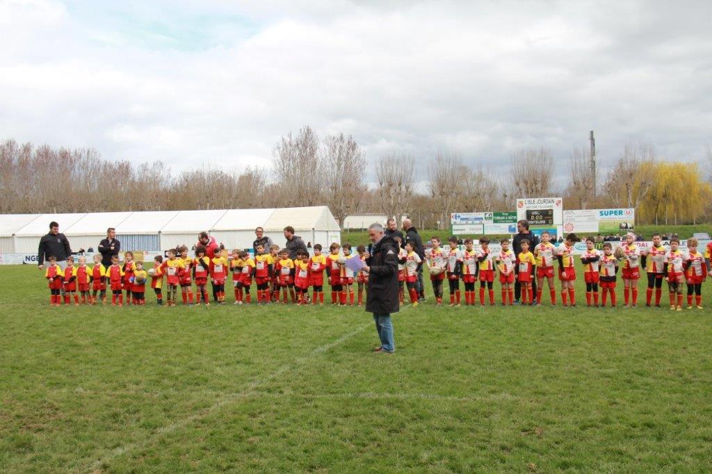 L'école de rugby pendant le discours de Serge Dalby.JPG