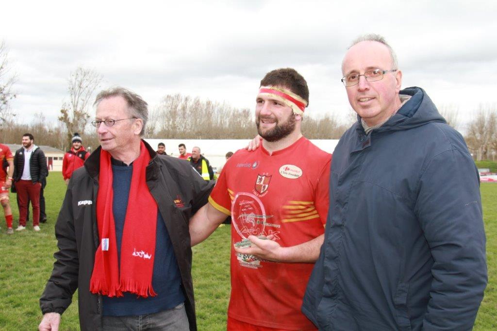 Bertrand Lahille remet le talent d'or à Benjamin Varlet en présence d'Alain Tourné.JPG