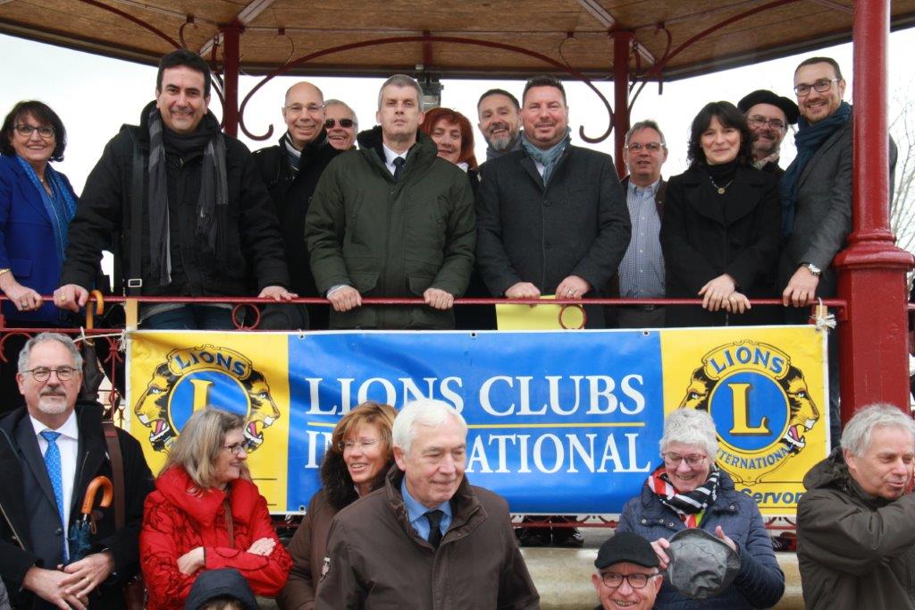 Sur le kiosque les membres du Lions.JPG