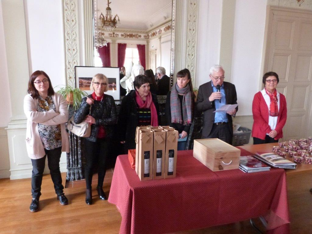 Accueil par les autorités (1).JPG