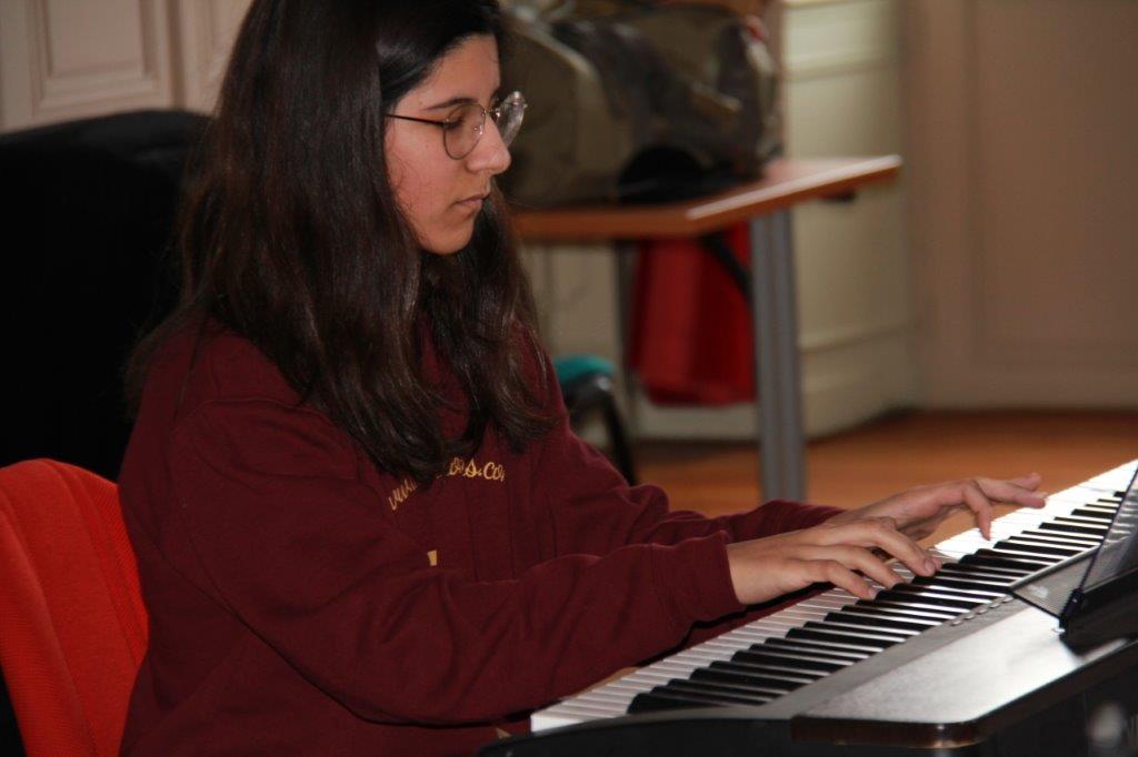 jeunes filles au clavier pour l'accueil (1).JPG