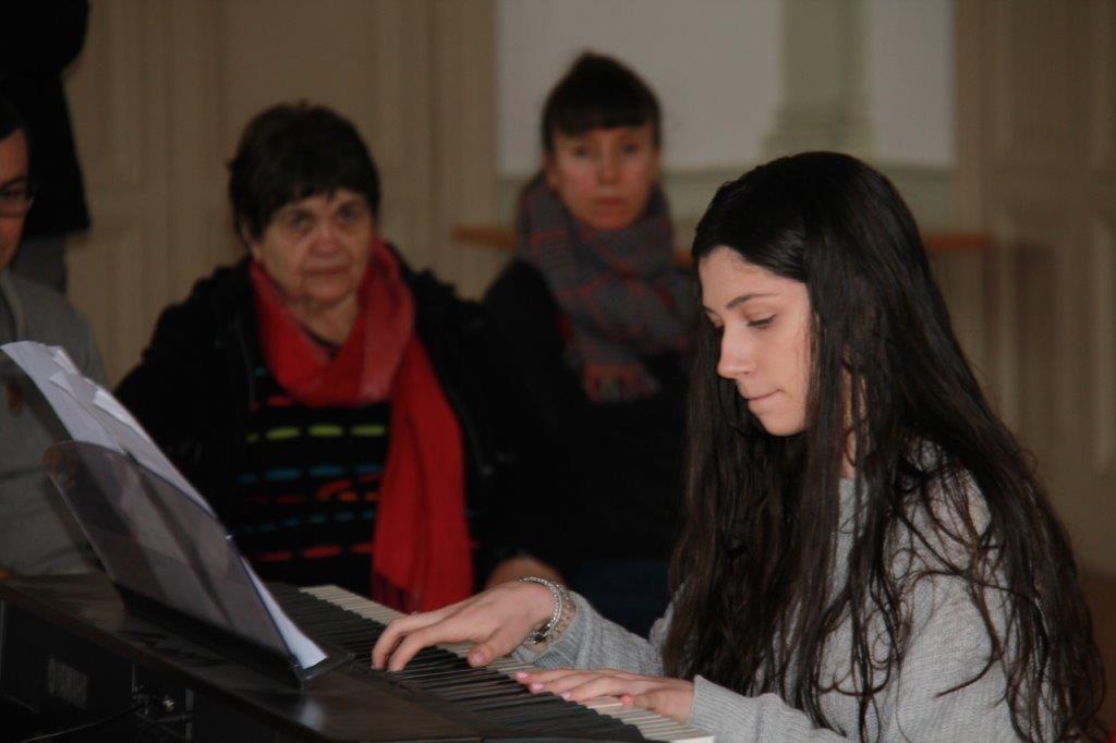 jeunes filles au clavier pour l'accueil (2).JPG